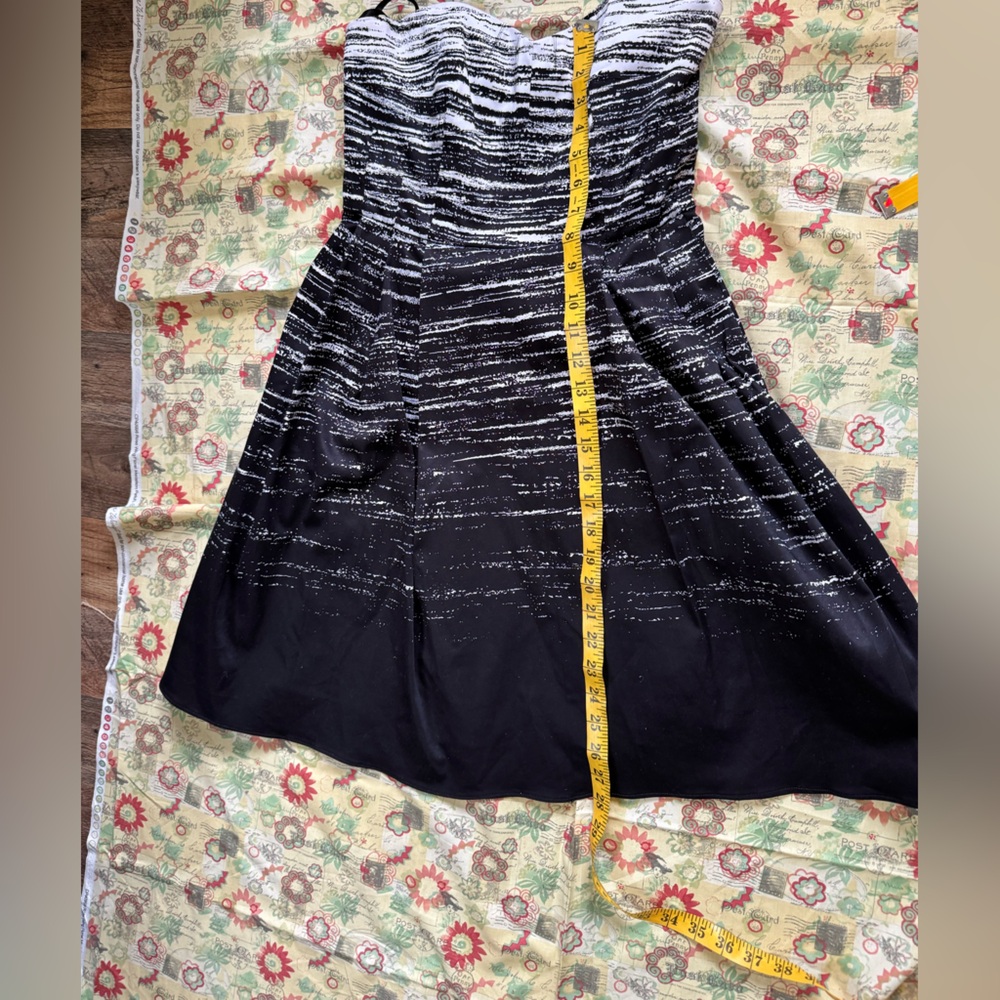 Calvin Klein Strapless Black & White with Pockets - Picture 12 of 16